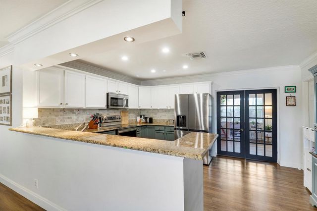 104 BANYAN Circle, Jupiter, FL 33458