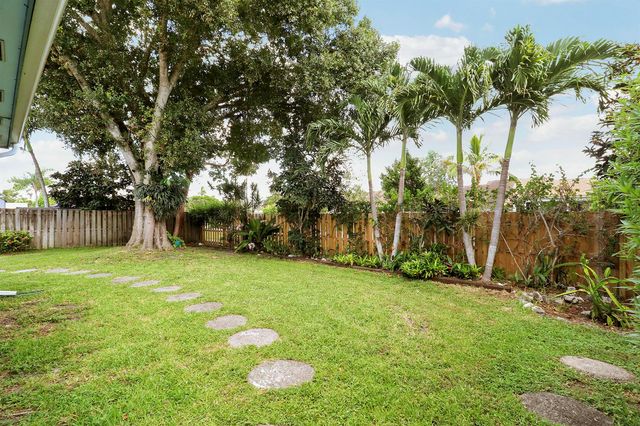 104 BANYAN Circle, Jupiter, FL 33458