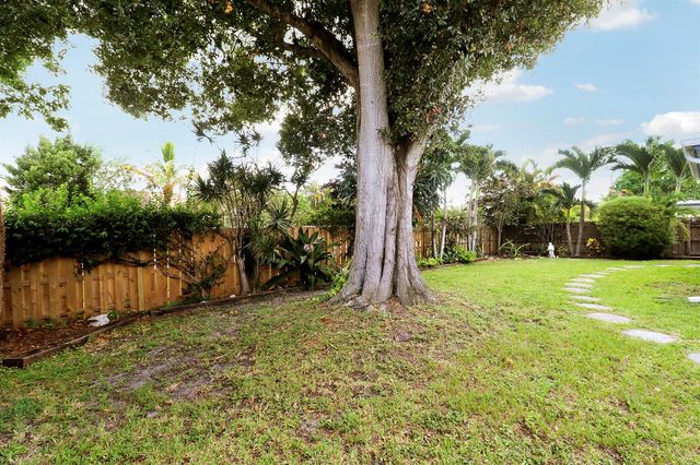 104 BANYAN Circle, Jupiter, FL 33458