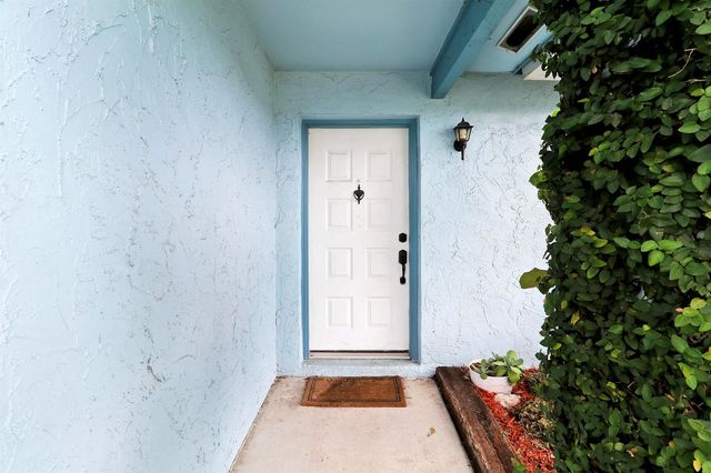 104 BANYAN Circle, Jupiter, FL 33458