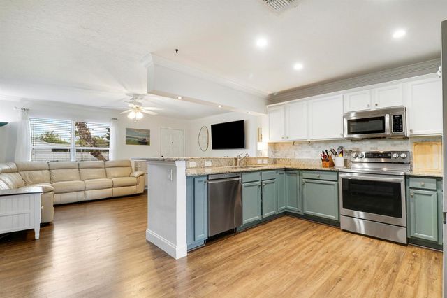 104 BANYAN Circle, Jupiter, FL 33458