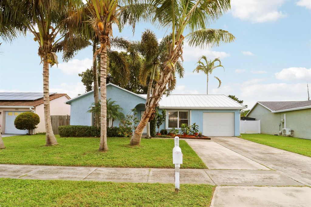 104 BANYAN Circle, Jupiter, FL 33458