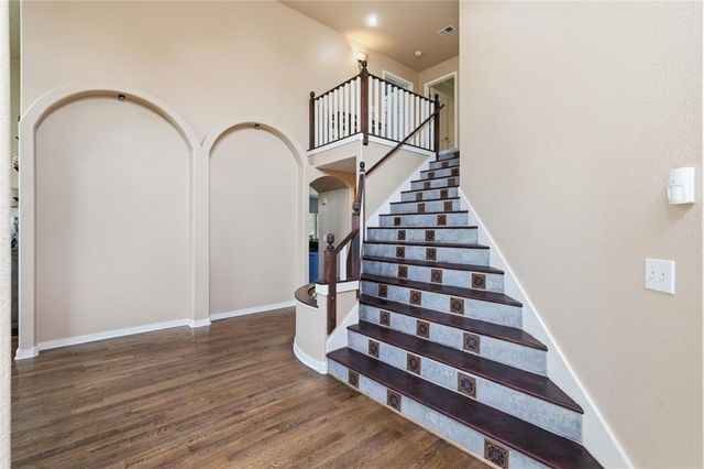 901 SW Raintree Drive, Lee's Summit, MO 64082