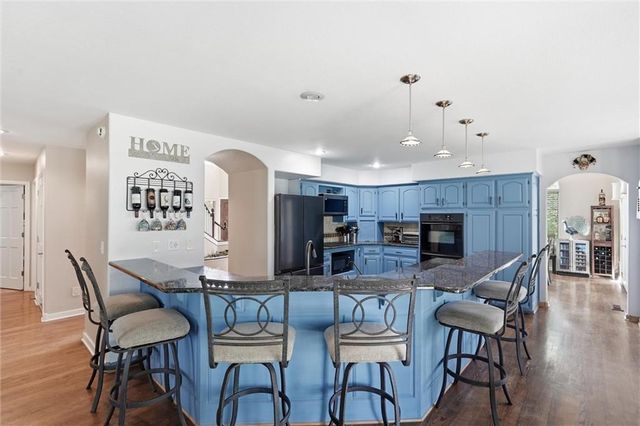 901 SW Raintree Drive, Lee's Summit, MO 64082