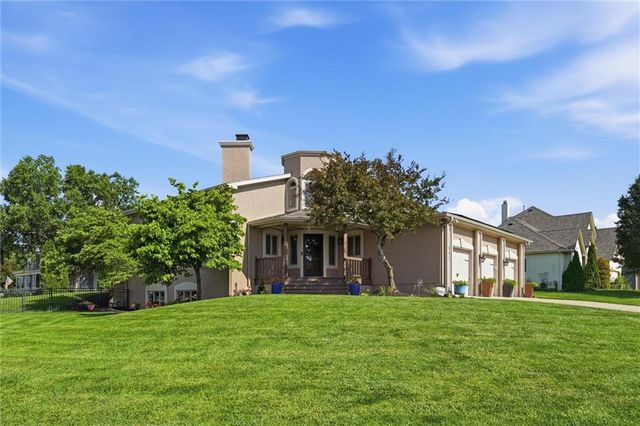 901 SW Raintree Drive, Lee's Summit, MO 64082