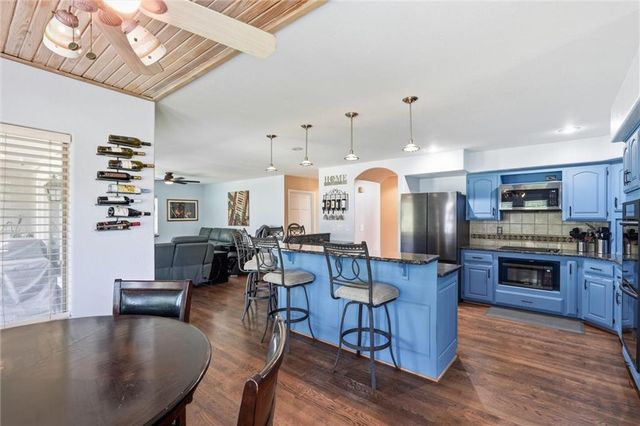 901 SW Raintree Drive, Lee's Summit, MO 64082
