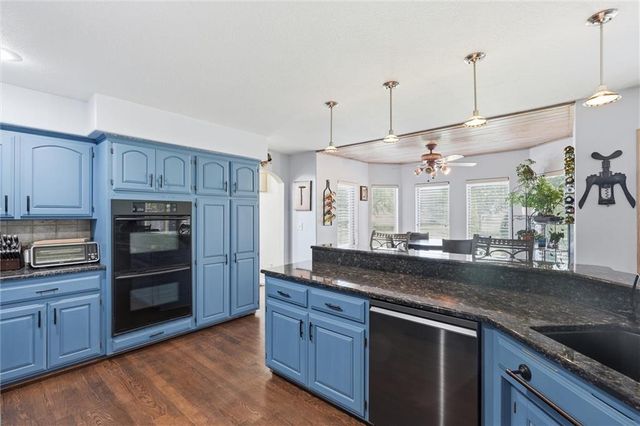 901 SW Raintree Drive, Lee's Summit, MO 64082
