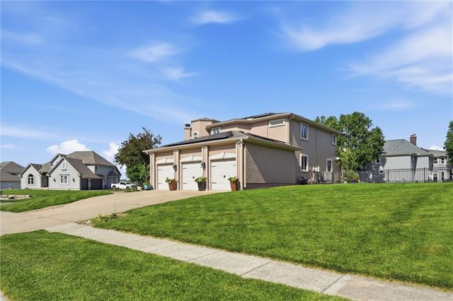 901 SW Raintree Drive, Lee's Summit, MO 64082