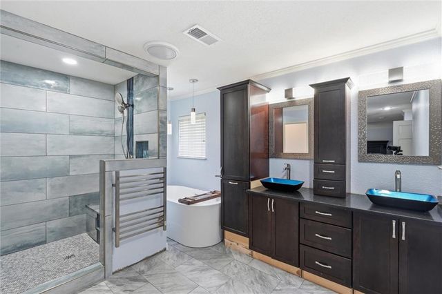 901 SW Raintree Drive, Lee's Summit, MO 64082