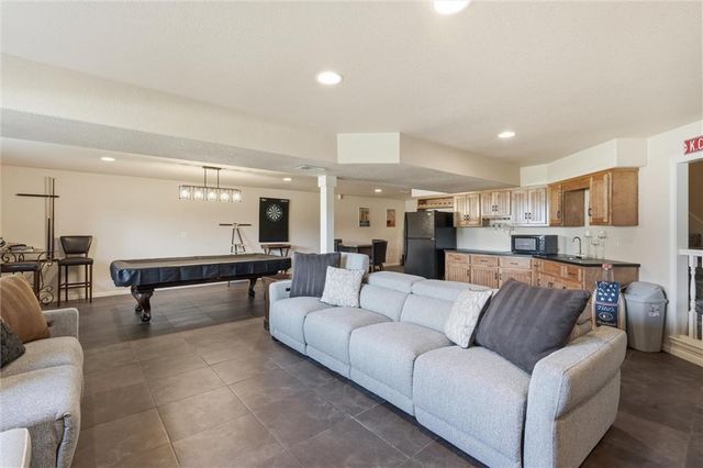 901 SW Raintree Drive, Lee's Summit, MO 64082