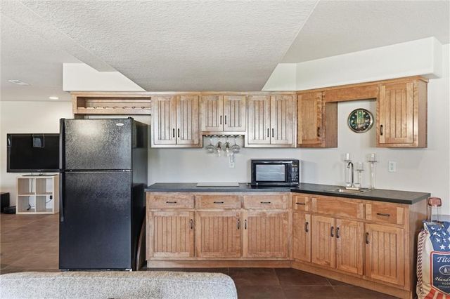 901 SW Raintree Drive, Lee's Summit, MO 64082