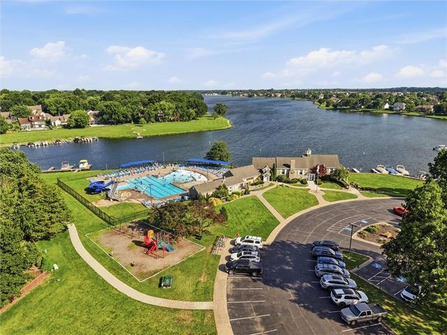 901 SW Raintree Drive, Lee's Summit, MO 64082