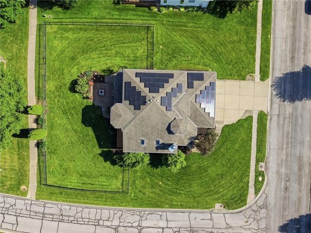 901 SW Raintree Drive, Lee's Summit, MO 64082