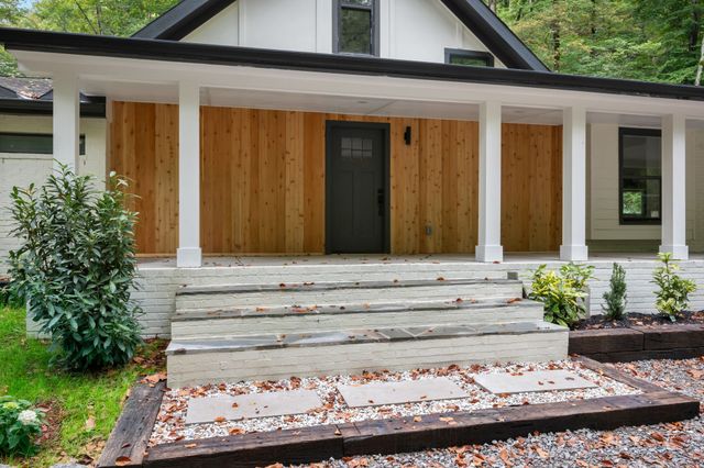 1032 Paint Pony Trl, Pegram, TN 37143