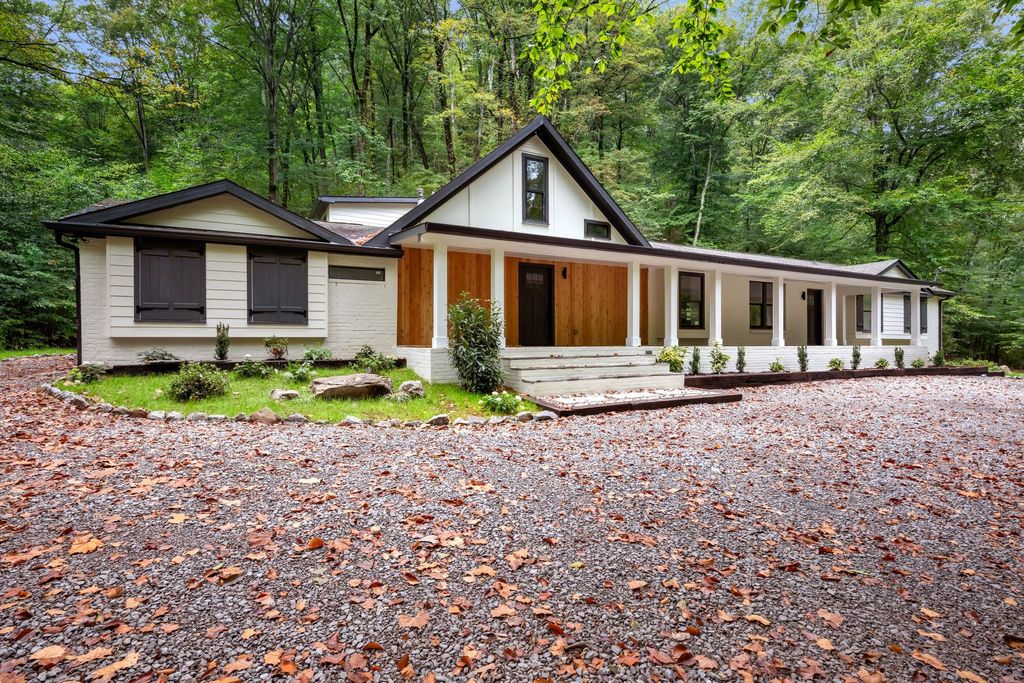 1032 Paint Pony Trl, Pegram, TN 37143