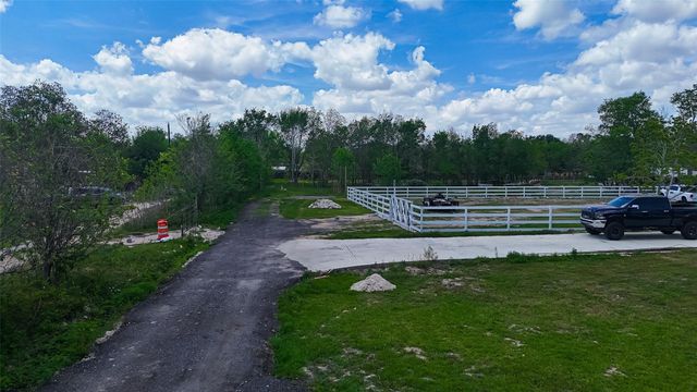 6525 Lesiker Road, Brookside, TX 77581