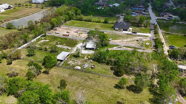 6525 Lesiker Road, Brookside, TX 77581