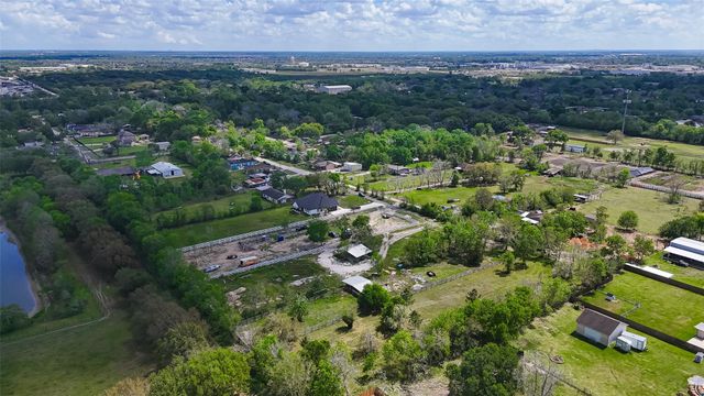 6525 Lesiker Road, Brookside, TX 77581