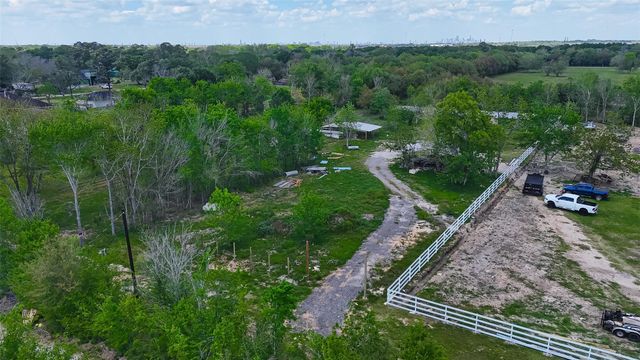 6525 Lesiker Road, Brookside, TX 77581