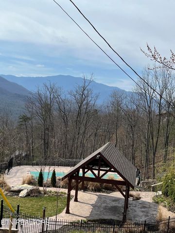 925 Sunshine Tr, Gatlinburg, TN 37738