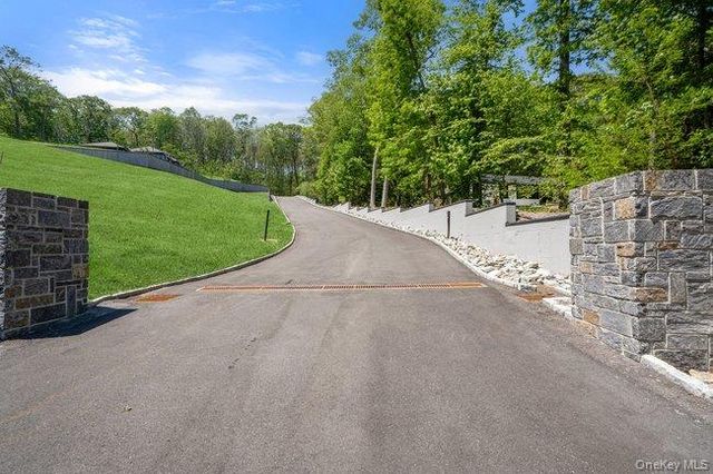 23 Woodbury Road, Woodbury, NY 11797