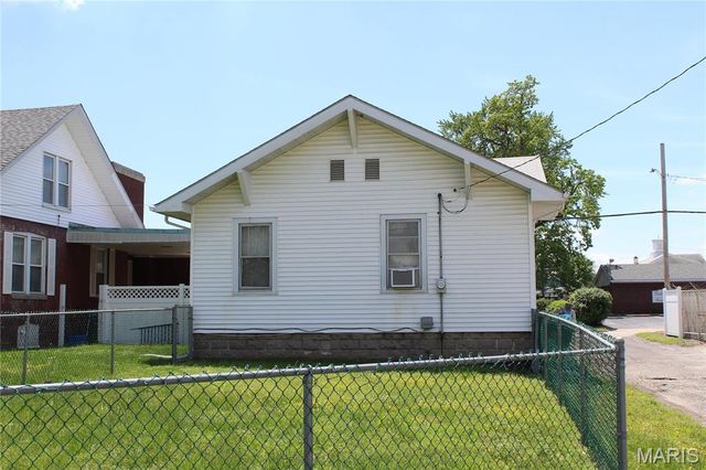 623 E Lorena Avenue, Wood River, IL 62095