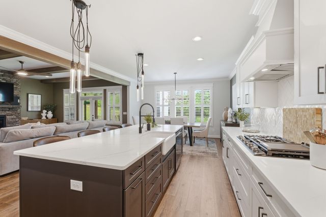 240 Valley Bend Dr, Nashville, TN 37214