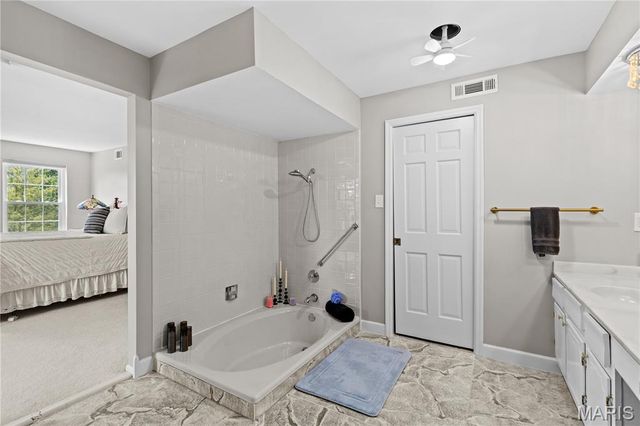 964 Claytonbrook Drive 2B, Ballwin, MO 63011