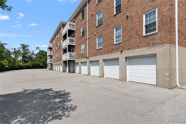 964 Claytonbrook Drive 2B, Ballwin, MO 63011
