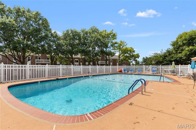 964 Claytonbrook Drive 2B, Ballwin, MO 63011
