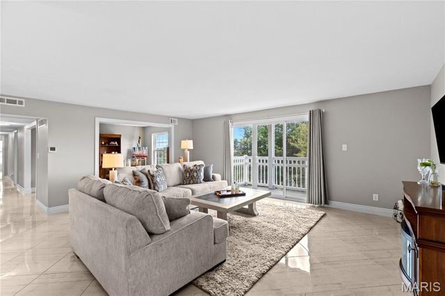 964 Claytonbrook Drive 2B, Ballwin, MO 63011