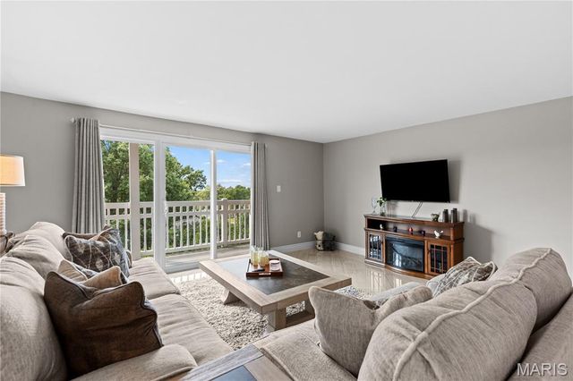 964 Claytonbrook Drive 2B, Ballwin, MO 63011