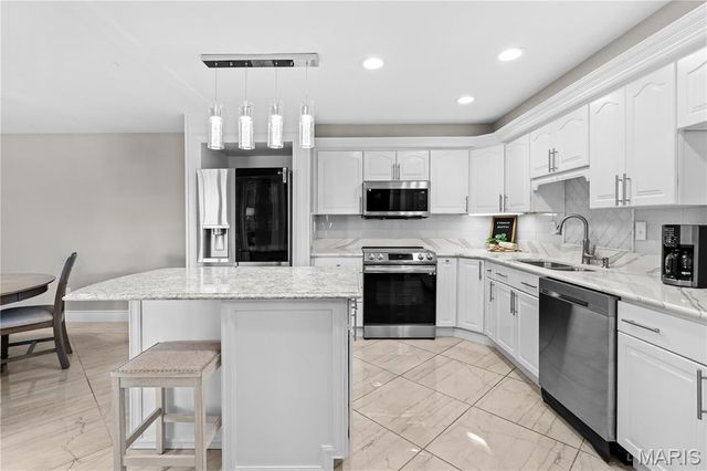 964 Claytonbrook Drive 2B, Ballwin, MO 63011