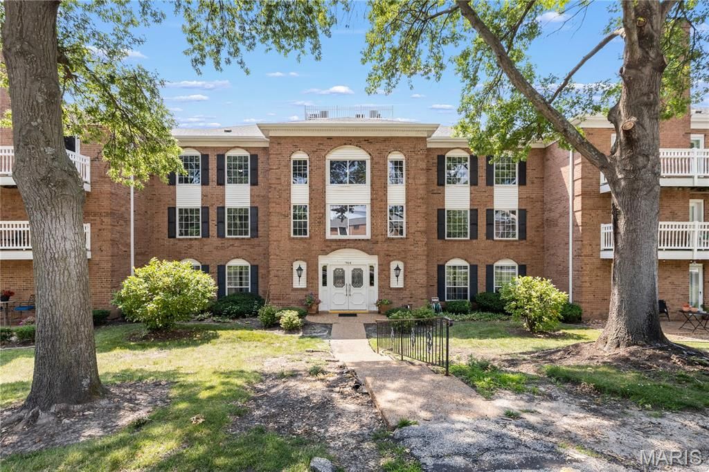 964 Claytonbrook Drive 2B, Ballwin, MO 63011