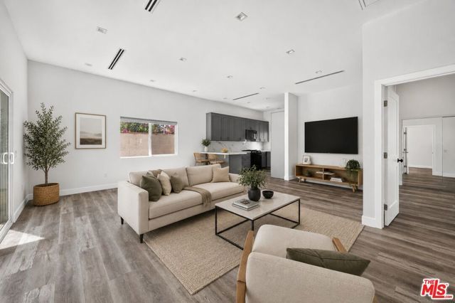 6635 Riverton Avenue, Los Angeles, CA 91606