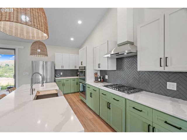 279 STEWART Dr, Kelso, WA 98626