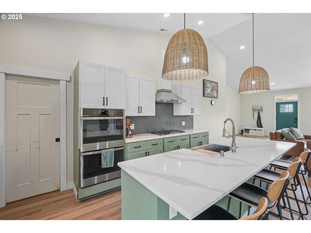 279 STEWART Dr, Kelso, WA 98626