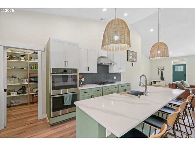 279 STEWART Dr, Kelso, WA 98626