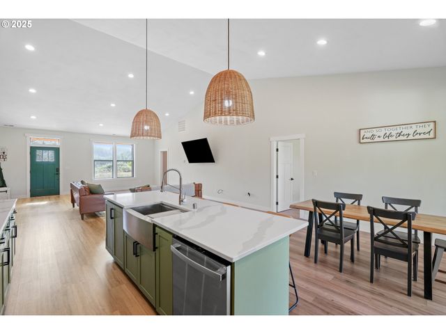 279 STEWART Dr, Kelso, WA 98626