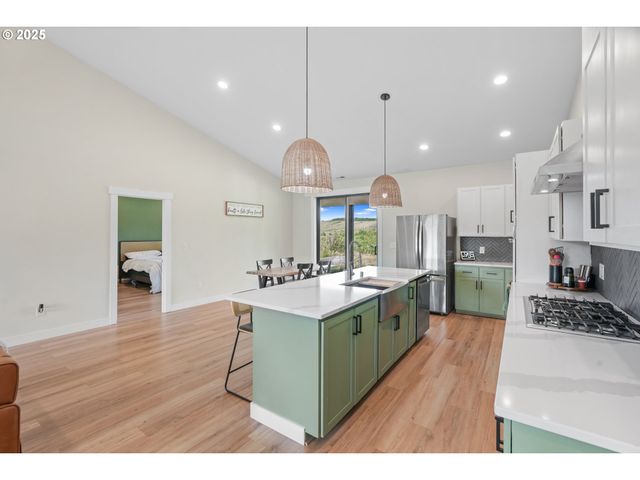 279 STEWART Dr, Kelso, WA 98626