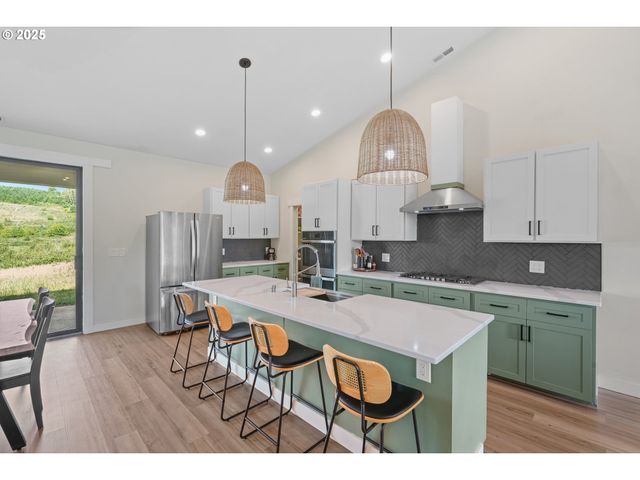 279 STEWART Dr, Kelso, WA 98626