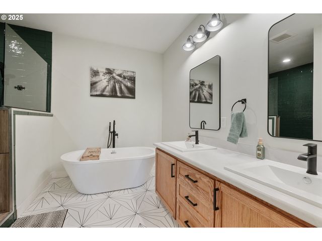 279 STEWART Dr, Kelso, WA 98626