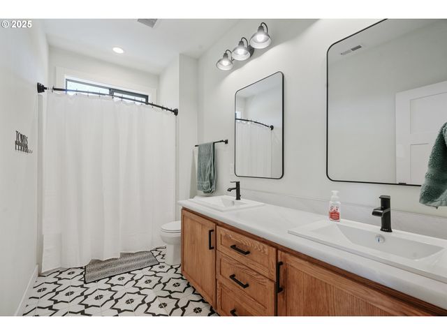 279 STEWART Dr, Kelso, WA 98626