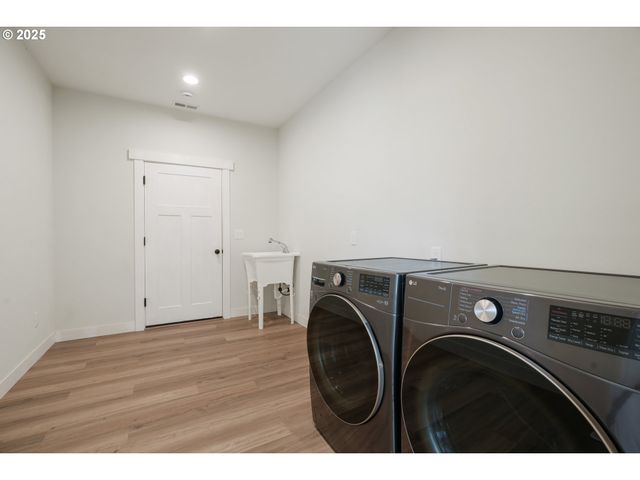 279 STEWART Dr, Kelso, WA 98626