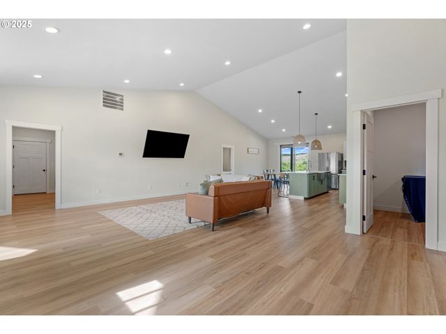 279 STEWART Dr, Kelso, WA 98626