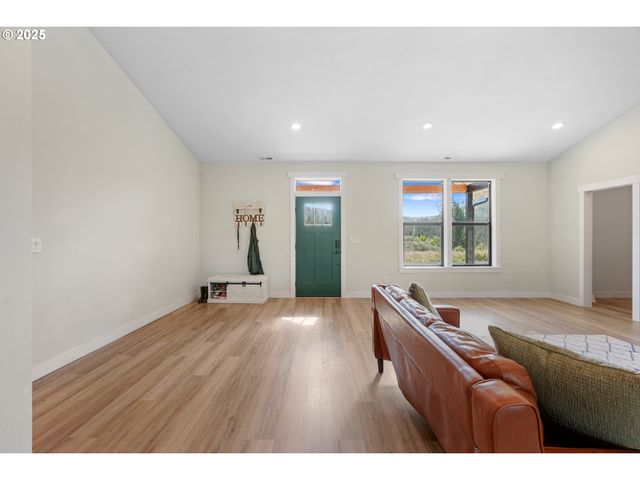 279 STEWART Dr, Kelso, WA 98626