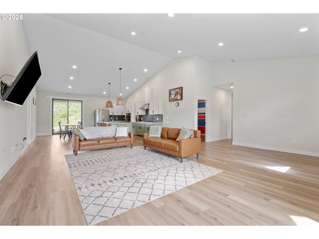 279 STEWART Dr, Kelso, WA 98626