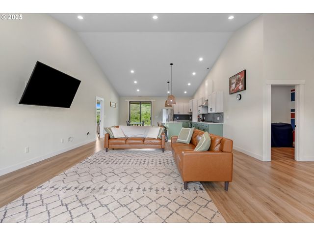 279 STEWART Dr, Kelso, WA 98626