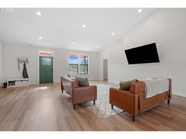 279 STEWART Dr, Kelso, WA 98626