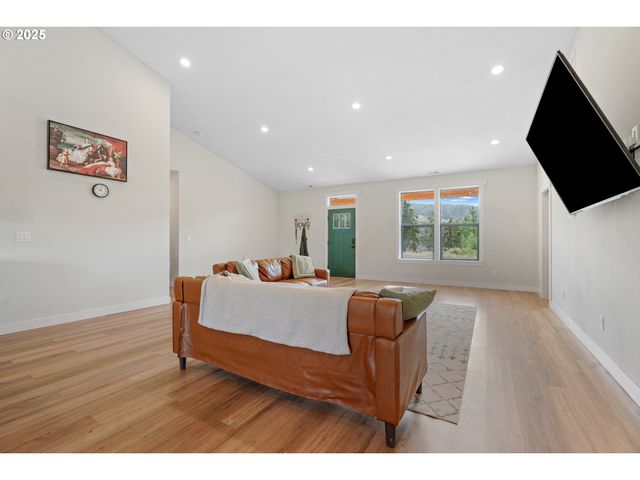 279 STEWART Dr, Kelso, WA 98626